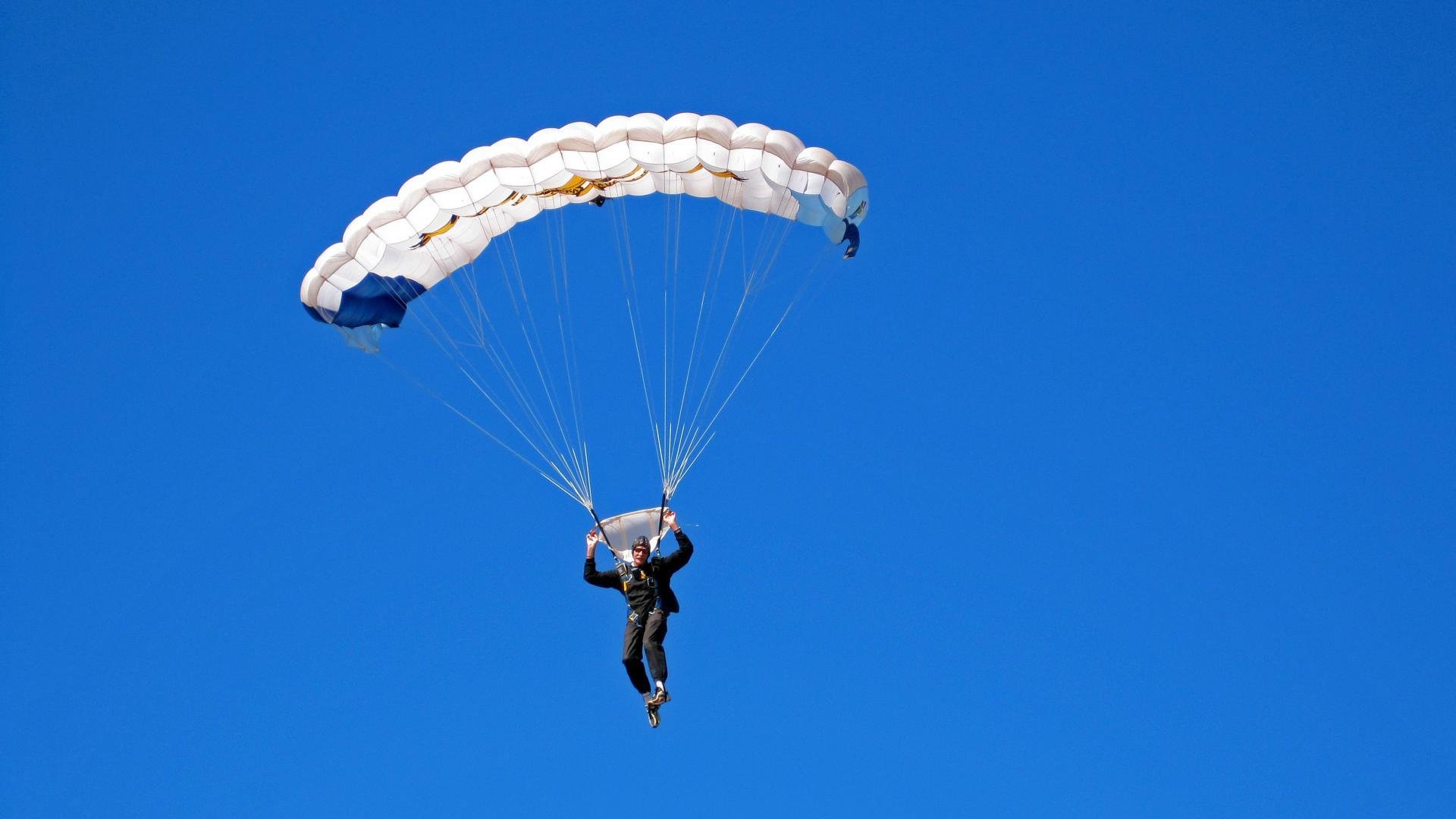 火箭组织战术演练强化无球跑动意识，无杆火箭