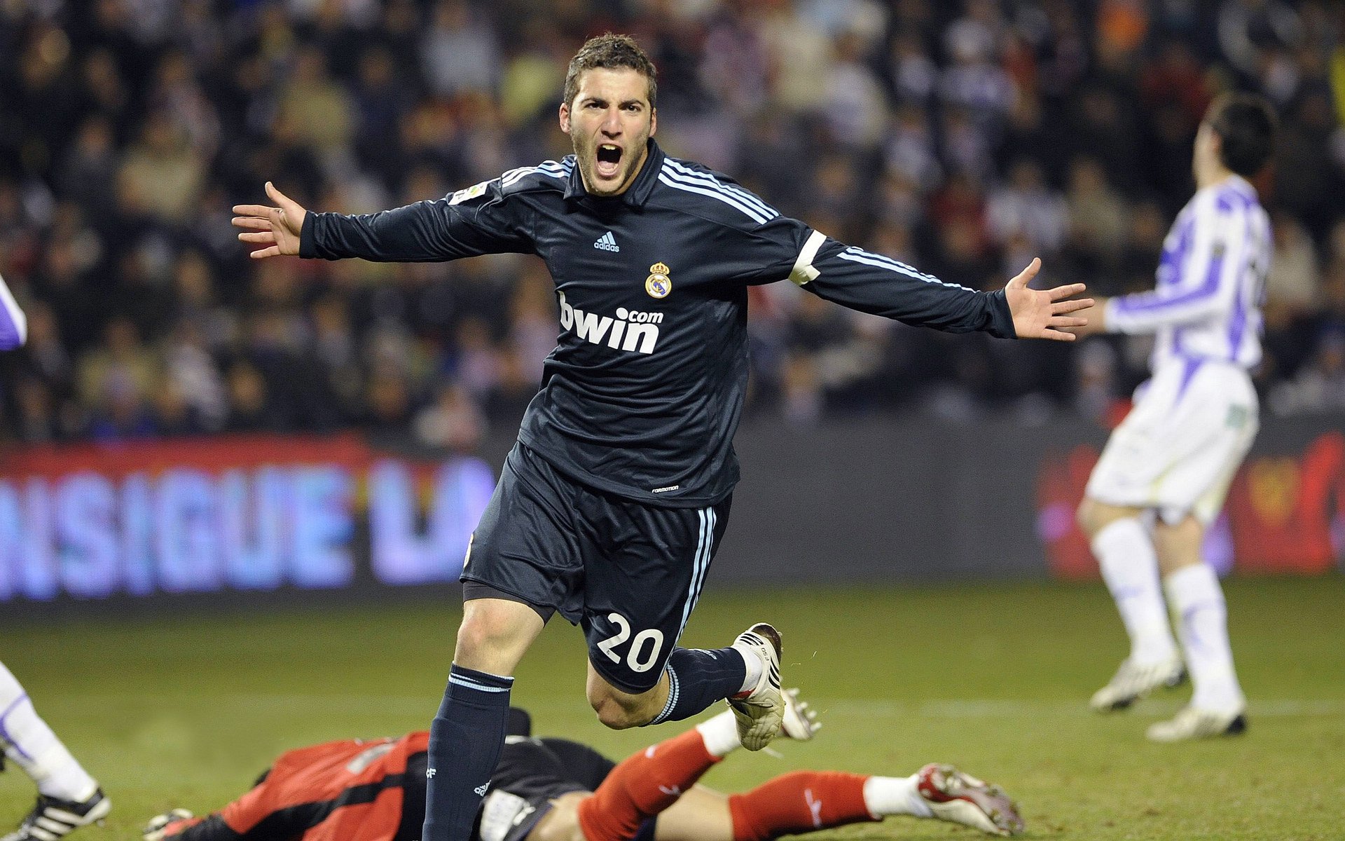 AYX SPORTS-俱乐部外援多语种培训课程上线促进更好沟通与配合，外语俱乐部海报